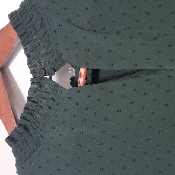 DR2 | Textured Green Blouse - Picture 5 of 5
